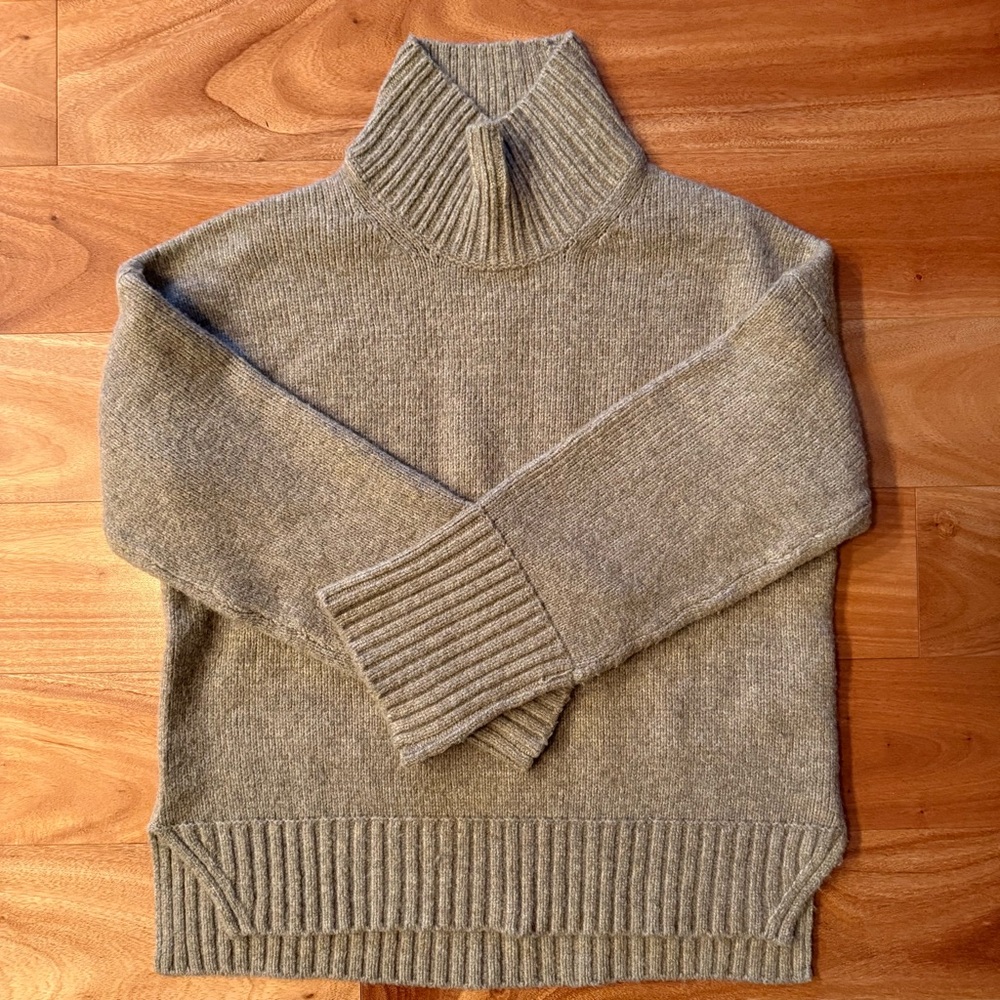 Abercrombie & Fitch beige turtleneck sweater